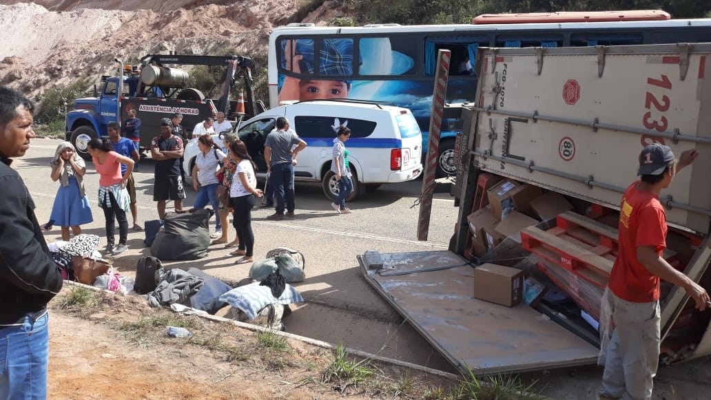 br-381-e-liberada-10-horas-apos-acidente-entre-carreta-e-onibus-em-mg