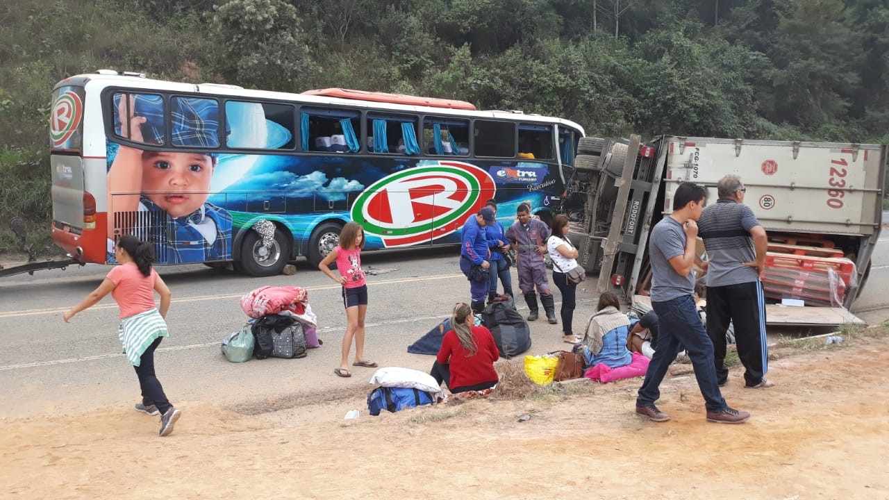 acidente-entre-carreta-e-onibus-deixa-um-morto-e-dez-feridos-na-br-381,-em-mg