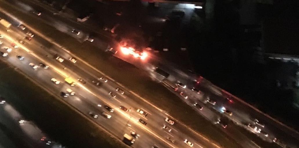 onibus-e-incendiado-no-anel-rodoviario,-em-belo-horizonte