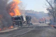 carreta-carregada-com-combustiveis-pega-fogo-na-mg-265-na-zona-da-mata